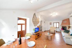 Traditional 2 floor holiday home in central Istria Muntrilj