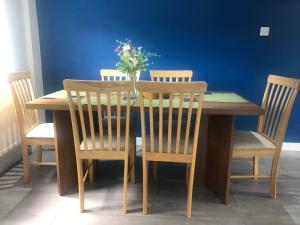 Spacious 3 Bed House in Quinton Sleeps 7