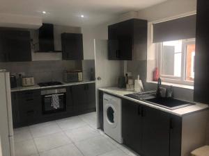 Spacious 3 Bed House in Quinton Sleeps 7