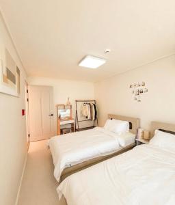 Jeonju Station 5 minutes Local eateries Lakeside walks Great value Warm Jeonju