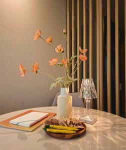 Jeonju Station 5 minutes Local eateries Lakeside walks Great value Warm Jeonju