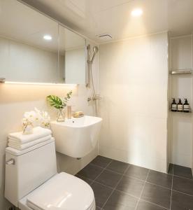 Jeonju Station 5 minutes Local eateries Lakeside walks Great value Warm Jeonju