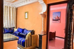 À 100 m de la plage, calme côté cour, charme marocain, 1 chambre et 3 couchages dans salon, parking