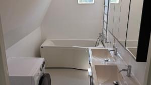 House with new renovated luxury bathroom and many bedrooms, big TV