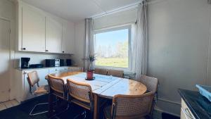 House with new renovated luxury bathroom and many bedrooms, big TV