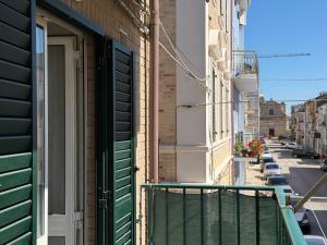 P098 - Porto Recanati, cielo-terra con balcone a 20mt dal mare