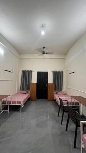 StayZO MENS HOSTEL & DAILY ROOMS