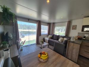 Vrijstaand luxe 6-persoons chalet met beschut en ruim terras aan het meer