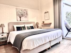 Luxury seafront house nearby Delphi