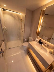 Luxury Riverfront Apartment level 38 Queens Wharf Tower