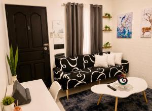 Santa Cosy villa private unit A - 2BR Apt Fast Wi-Fi, Netflix included hot showers