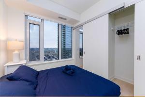 Bright 2BR Apartment with Stunning City Views