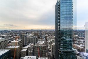 Bright 2BR Apartment with Stunning City Views