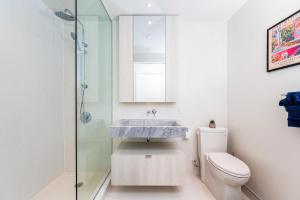 Bright 2BR Apartment with Stunning City Views
