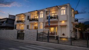 Studios Chrissi-Renovated 2026, Just 20m from the Beach