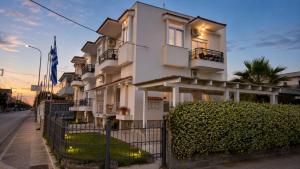 Studios Chrissi-Renovated 2026, Just 20m from the Beach