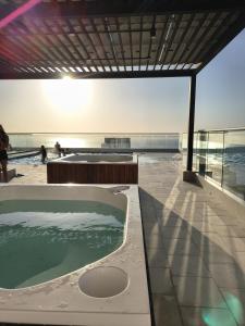 Vista al mar, atardecer, piscina y confort 7 personas