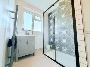 Spacious 3 bed family home with garden, sleeps 5