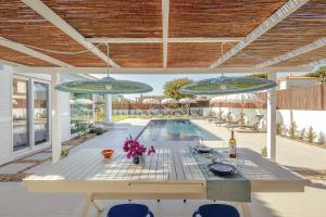 Blue Beach Villa - Coastal Escape
