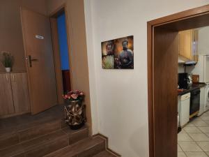 Halle, TOP -PREISE, große 79 qm SD FeWo, EG, wahlweise mit 1- 3 DZ, plus TV Lounge, Küche, Bad WC Einfach und gut, Langzeitmieter VB Preise