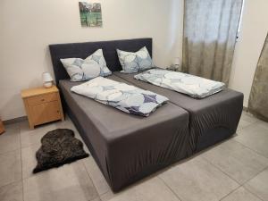 Halle, TOP -PREISE, große 79 qm SD FeWo, EG, wahlweise mit 1- 3 DZ, plus TV Lounge, Küche, Bad WC Einfach und gut, Langzeitmieter VB Preise