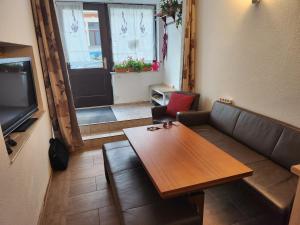 Halle, TOP -PREISE, große 79 qm SD FeWo, EG, wahlweise mit 1- 3 DZ, plus TV Lounge, Küche, Bad WC Einfach und gut, Langzeitmieter VB Preise