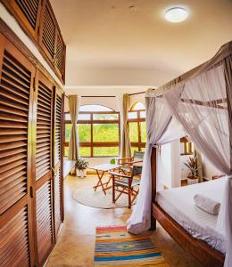 Kens Apartment 6 Enjoy Ocean Views, Pool and AC