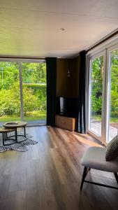 Panterhuis Leo l Tiny House l Buitenbad, airco, speeltuin, bostuin