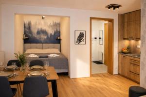 ENJOYHARRACHOV Atraktivní klidné studio 3 v centru Harrachova s parkováním, velkou terasou, Wifi-WLAN, SAT zdarma, možností dobíjení auta, výhledem do zahrady a na romantický kostelík jen 150m od lanovky