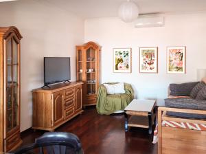 Stunning Sea View Apt with BBQ patio & Parking