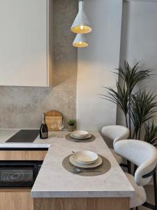 Brand new modern studio- hidden gem