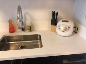 30days min stay Studio Nr Grand Central and UN Washer Dryer in units Free Lounge and Gym