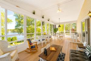 Chalet Havre lake view and access spa fireplace close to Lac Saint Jean