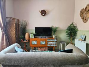 The Ferns - Modern Apartment With Parking & Shared Garden