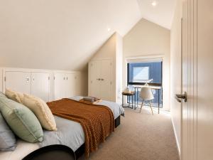 Cozy Top-Floor Stay with Private Bathrooms & Free Parking