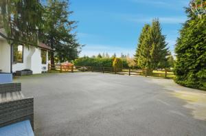 Luxury Private Resort Minutes from Langley Event Centre with hot tub, basketball, game room