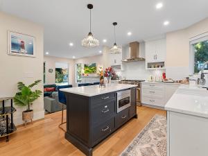 Luxury Private Resort Minutes from Langley Event Centre with hot tub, basketball, game room
