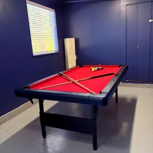 Luxury Private Resort Minutes from Langley Event Centre with hot tub, basketball, game room