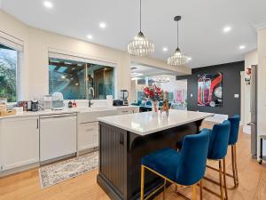 Luxury Private Resort Minutes from Langley Event Centre with hot tub, basketball, game room