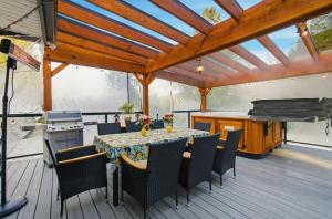 Luxury Private Resort Minutes from Langley Event Centre with hot tub, basketball, game room