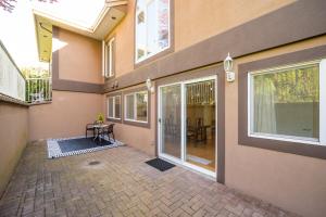Garden Walkout Suite Near White Rock