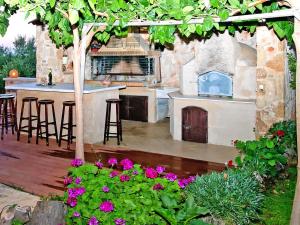 Cretan Villa Near Beach for 10