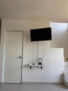 House with 2 bedrooms, 1 full bathroom and 1 guest bathroom, AC And Wi-Fi