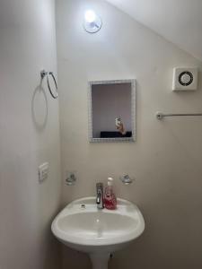 House with 2 bedrooms, 1 full bathroom and 1 guest bathroom, AC And Wi-Fi