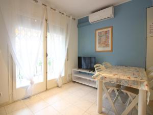 Apartamento céntrico en Empuriabrava, a 600m de la playa, con balcón y aire acondicionado. - ES-228-188