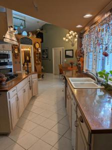 FIFA Basecamp with 2 Kitchens, 5BR, 4 Baths