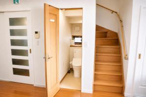 Sleeps 12, 13min to Tokyo Station, 80 sqm Apartment, 6 Double Beds, Separate Sleeping Areas