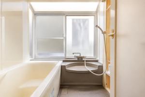 Sleeps 12, 13min to Tokyo Station, 80 sqm Apartment, 6 Double Beds, Separate Sleeping Areas