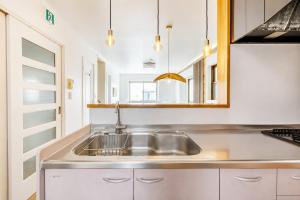 Sleeps 12, 13min to Tokyo Station, 80 sqm Apartment, 6 Double Beds, Separate Sleeping Areas