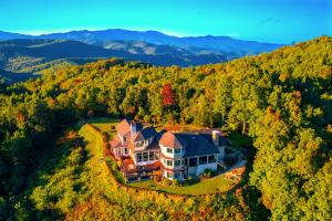 Luxury Mountaintop 2-Home Compound on 50 acres, Sleeps 28, Black Mountain, Asheville